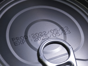 Supermarkets use artificial intelligence to sell near-expiration date products and capitalize on underutilized discounts.